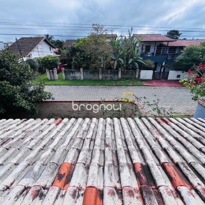 Casa com 135m², 4 quartos (sendo 1 suíte), 3 garagens, no bairro Campeche em Florianópolis