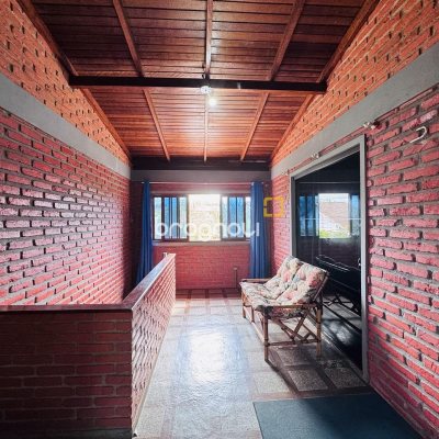 Casa com 135m², 4 quartos (sendo 1 suíte), 3 garagens, no bairro Campeche em Florianópolis
