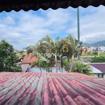 Casa com 135m², 4 quartos (sendo 1 suíte), 3 garagens, no bairro Campeche em Florianópolis