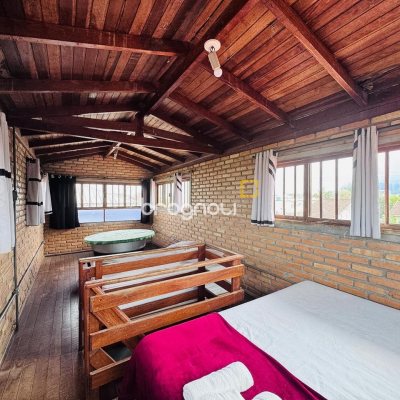 Casa com 135m², 4 quartos (sendo 1 suíte), 3 garagens, no bairro Campeche em Florianópolis