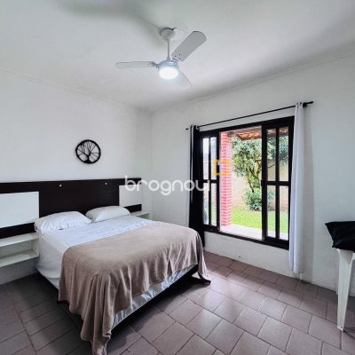 Casa com 135m², 4 quartos (sendo 1 suíte), 3 garagens, no bairro Campeche em Florianópolis