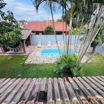 Casa com 135m², 4 quartos (sendo 1 suíte), 3 garagens, no bairro Campeche em Florianópolis