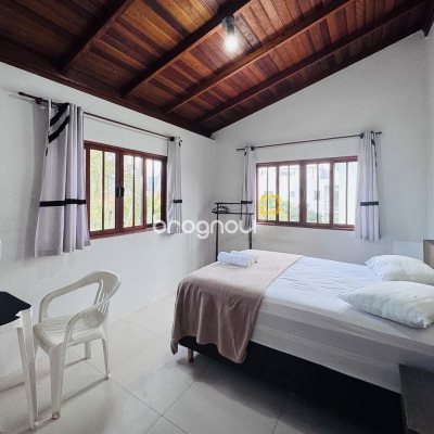 Casa com 135m², 4 quartos (sendo 1 suíte), 3 garagens, no bairro Campeche em Florianópolis