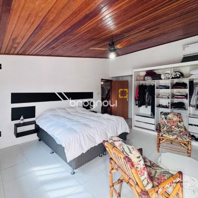 Casa com 135m², 4 quartos (sendo 1 suíte), 3 garagens, no bairro Campeche em Florianópolis