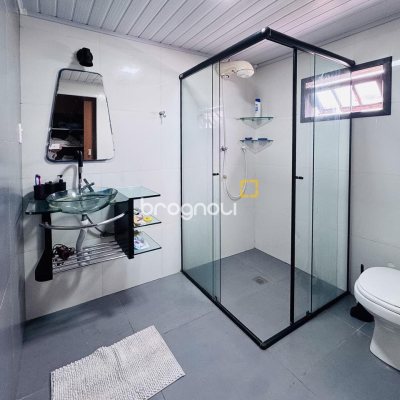 Casa com 135m², 4 quartos (sendo 1 suíte), 3 garagens, no bairro Campeche em Florianópolis