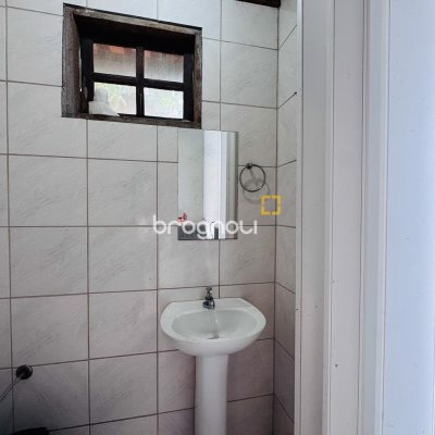 Casa com 135m², 4 quartos (sendo 1 suíte), 3 garagens, no bairro Campeche em Florianópolis