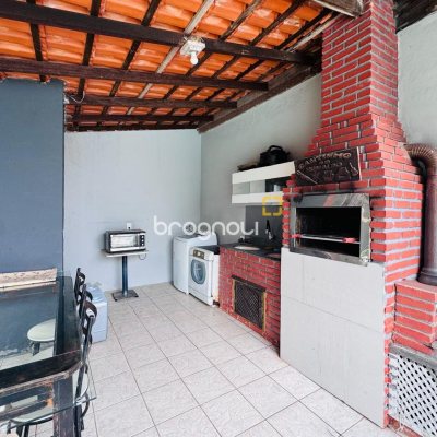 Casa com 135m², 4 quartos (sendo 1 suíte), 3 garagens, no bairro Campeche em Florianópolis