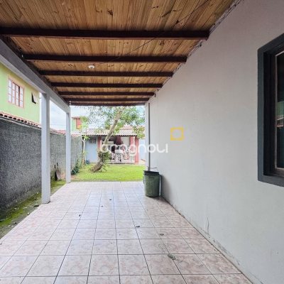 Casa com 135m², 4 quartos (sendo 1 suíte), 3 garagens, no bairro Campeche em Florianópolis