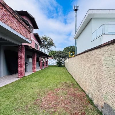 Casa com 135m², 4 quartos (sendo 1 suíte), 3 garagens, no bairro Campeche em Florianópolis