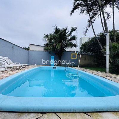 Casa com 135m², 4 quartos (sendo 1 suíte), 3 garagens, no bairro Campeche em Florianópolis