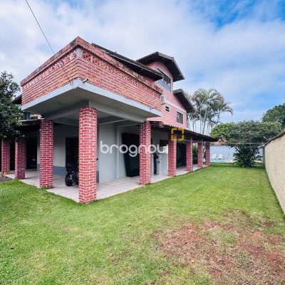 Casa com 135m², 4 quartos (sendo 1 suíte), 3 garagens, no bairro Campeche em Florianópolis