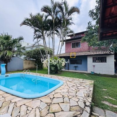 Casa com 135m², 4 quartos (sendo 1 suíte), 3 garagens, no bairro Campeche em Florianópolis