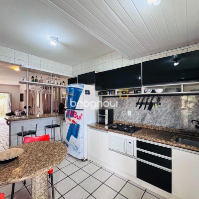 Casa com 135m², 4 quartos (sendo 1 suíte), 3 garagens, no bairro Campeche em Florianópolis