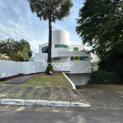 Casa com 736m², 6 quartos (sendo 4 suítes), 4 garagens, no bairro Lagoa da Conceição em Florianópolis