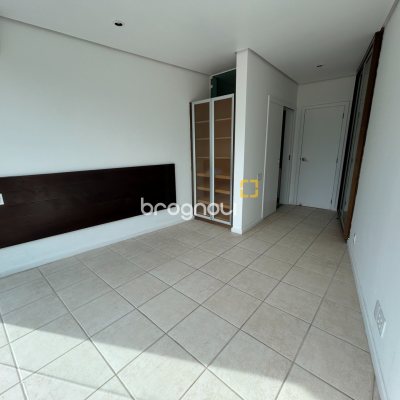 Casa com 736m², 6 quartos (sendo 4 suítes), 4 garagens, no bairro Lagoa da Conceição em Florianópolis