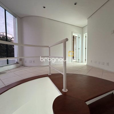 Casa com 736m², 6 quartos (sendo 4 suítes), 4 garagens, no bairro Lagoa da Conceição em Florianópolis