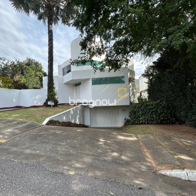 Casa com 736m², 6 quartos (sendo 4 suítes), 4 garagens, no bairro Lagoa da Conceição em Florianópolis