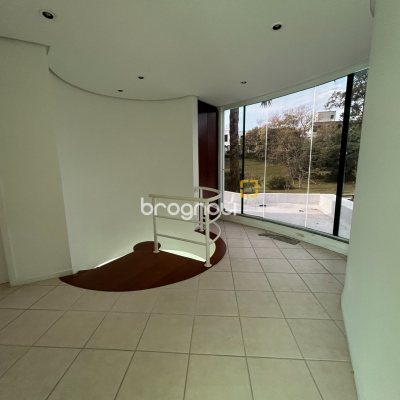 Casa com 736m², 6 quartos (sendo 4 suítes), 4 garagens, no bairro Lagoa da Conceição em Florianópolis