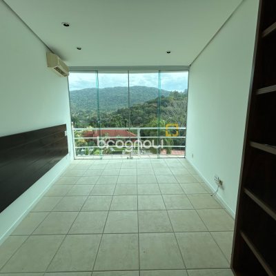 Casa com 736m², 6 quartos (sendo 4 suítes), 4 garagens, no bairro Lagoa da Conceição em Florianópolis
