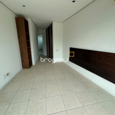 Casa com 736m², 6 quartos (sendo 4 suítes), 4 garagens, no bairro Lagoa da Conceição em Florianópolis