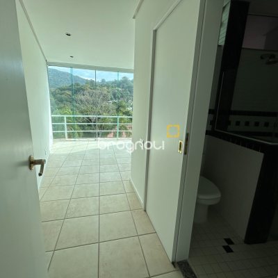 Casa com 736m², 6 quartos (sendo 4 suítes), 4 garagens, no bairro Lagoa da Conceição em Florianópolis