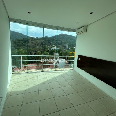 Casa com 736m², 6 quartos (sendo 4 suítes), 4 garagens, no bairro Lagoa da Conceição em Florianópolis