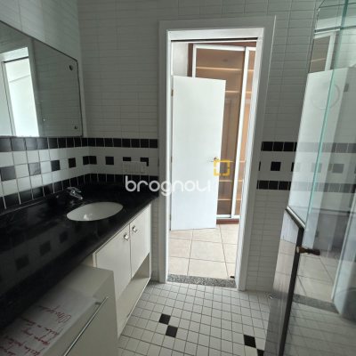 Casa com 736m², 6 quartos (sendo 4 suítes), 4 garagens, no bairro Lagoa da Conceição em Florianópolis