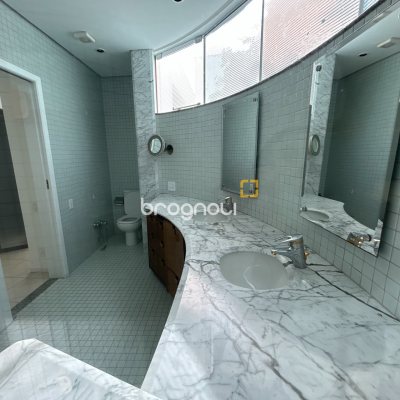Casa com 736m², 6 quartos (sendo 4 suítes), 4 garagens, no bairro Lagoa da Conceição em Florianópolis