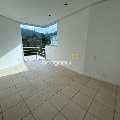 Casa com 736m², 6 quartos (sendo 4 suítes), 4 garagens, no bairro Lagoa da Conceição em Florianópolis