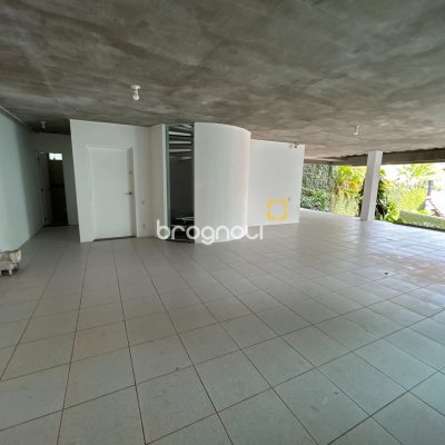 Casa com 736m², 6 quartos (sendo 4 suítes), 4 garagens, no bairro Lagoa da Conceição em Florianópolis