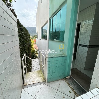 Casa com 736m², 6 quartos (sendo 4 suítes), 4 garagens, no bairro Lagoa da Conceição em Florianópolis