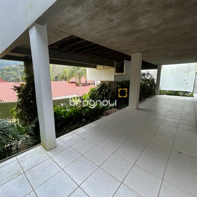 Casa com 736m², 6 quartos (sendo 4 suítes), 4 garagens, no bairro Lagoa da Conceição em Florianópolis