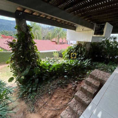 Casa com 736m², 6 quartos (sendo 4 suítes), 4 garagens, no bairro Lagoa da Conceição em Florianópolis
