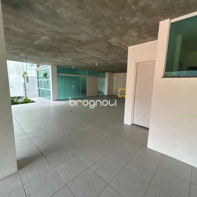 Casa com 736m², 6 quartos (sendo 4 suítes), 4 garagens, no bairro Lagoa da Conceição em Florianópolis