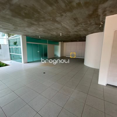 Casa com 736m², 6 quartos (sendo 4 suítes), 4 garagens, no bairro Lagoa da Conceição em Florianópolis