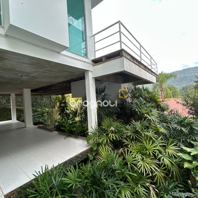 Casa com 736m², 6 quartos (sendo 4 suítes), 4 garagens, no bairro Lagoa da Conceição em Florianópolis