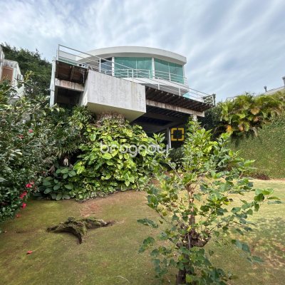 Casa com 736m², 6 quartos (sendo 4 suítes), 4 garagens, no bairro Lagoa da Conceição em Florianópolis