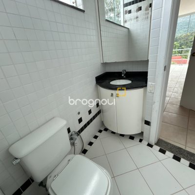 Casa com 736m², 6 quartos (sendo 4 suítes), 4 garagens, no bairro Lagoa da Conceição em Florianópolis