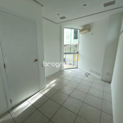 Casa com 736m², 6 quartos (sendo 4 suítes), 4 garagens, no bairro Lagoa da Conceição em Florianópolis