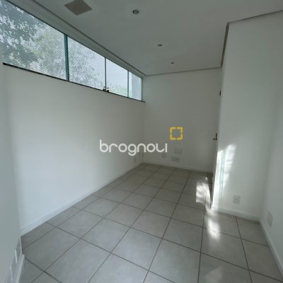 Casa com 736m², 6 quartos (sendo 4 suítes), 4 garagens, no bairro Lagoa da Conceição em Florianópolis