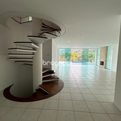 Casa com 736m², 6 quartos (sendo 4 suítes), 4 garagens, no bairro Lagoa da Conceição em Florianópolis