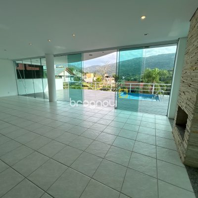 Casa com 736m², 6 quartos (sendo 4 suítes), 4 garagens, no bairro Lagoa da Conceição em Florianópolis