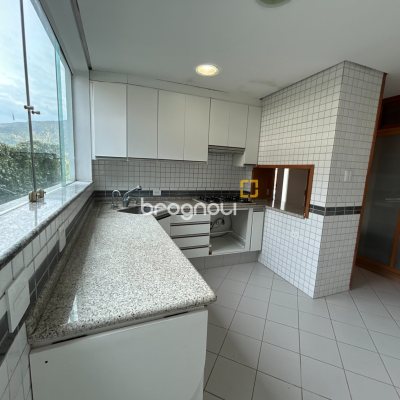 Casa com 736m², 6 quartos (sendo 4 suítes), 4 garagens, no bairro Lagoa da Conceição em Florianópolis