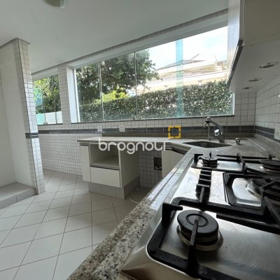 Casa com 736m², 6 quartos (sendo 4 suítes), 4 garagens, no bairro Lagoa da Conceição em Florianópolis