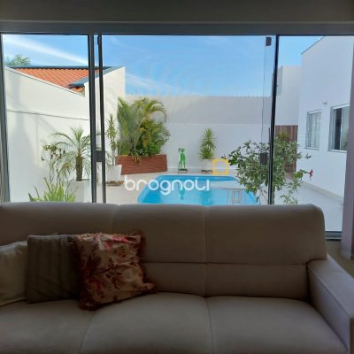 Casa com 321m², 4 quartos (sendo 1 suíte), 4 garagens, no bairro Carianos em Florianópolis