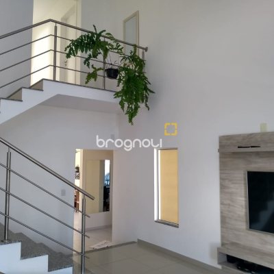 Casa com 321m², 4 quartos (sendo 1 suíte), 4 garagens, no bairro Carianos em Florianópolis