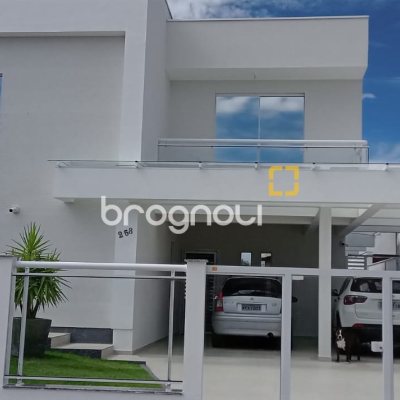 Casa com 321m², 4 quartos (sendo 1 suíte), 4 garagens, no bairro Carianos em Florianópolis