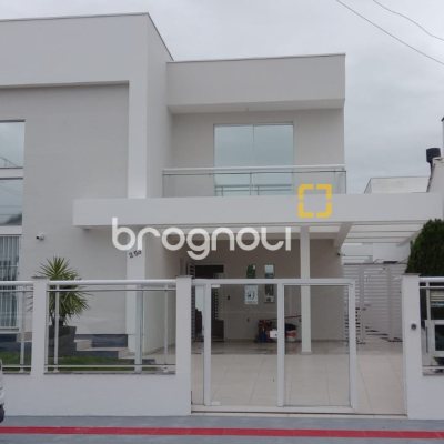 Casa com 321m², 4 quartos (sendo 1 suíte), 4 garagens, no bairro Carianos em Florianópolis