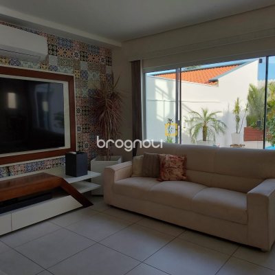 Casa com 321m², 4 quartos (sendo 1 suíte), 4 garagens, no bairro Carianos em Florianópolis