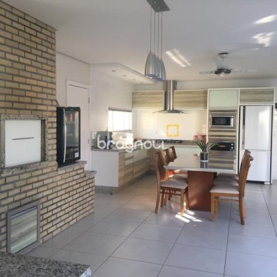 Casa com 321m², 4 quartos (sendo 1 suíte), 4 garagens, no bairro Carianos em Florianópolis